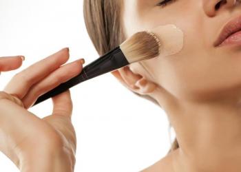 How to properly apply foundation on the face with a brush, sponge, hands, or on problem skin?