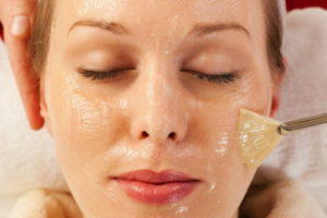 5 cele mai bune măști de față din gelatină pentru riduri și piele predispusă la acnee