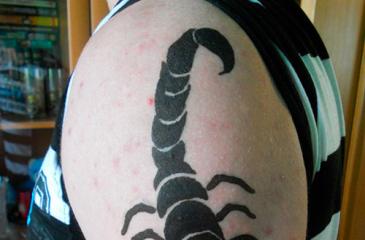Férfi vázlatok az ideiglenes tetoválásról