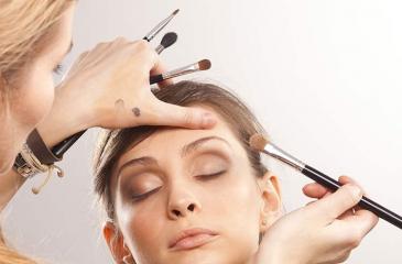 Seni make-up: pelajaran video dan tip untuk makeup artist pada aplikasi kosmetik yang benar