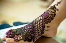 Gambar henna di seluruh kaki